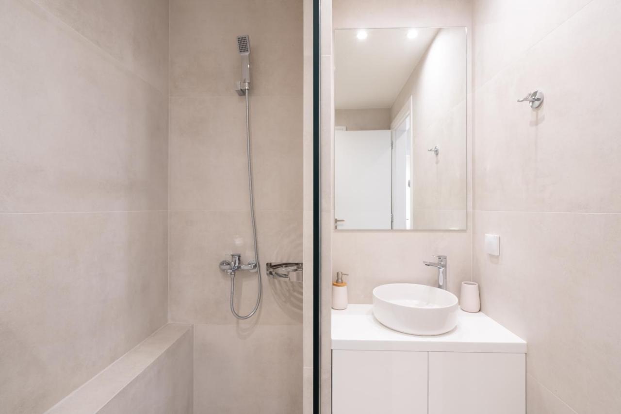 Newly Renovated 2 Bedroom Apartment, 5Min To Metro Athen Exterior foto